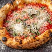 massa artesanal, molho de tomate, queijo mussarela, queijo parmesão ralado e orégano