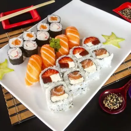 4 uramaki filadélfia, 4 romeu e julieta, 4 shake, 4 kanimaki e 4 niguiri de salmão.
