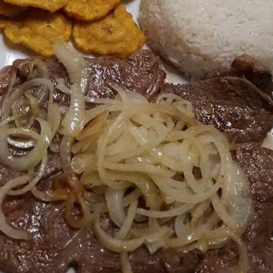 BISTEC ENCEBOLLADO