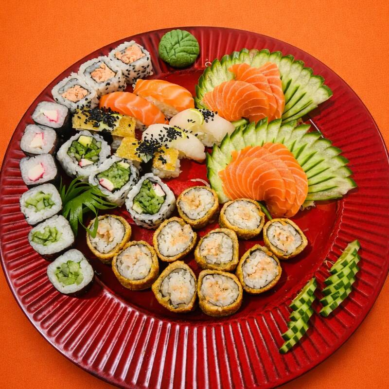 Delicioso Combinado: 6. Sashimi salmão 3. Uramaki philadelfia 3. Uramaki Califórnia 3. Kapamaki 3. Kanimaki 2. Niguiri salmão 2. Niguiri peixe bco. 2. Niguiri skin 10. Hot holl salmão