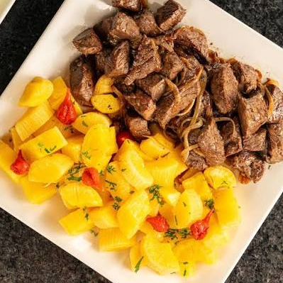 400g de picanha, tomate, cebola, 200g de mandioca cozida e muçarela ralada por cima.