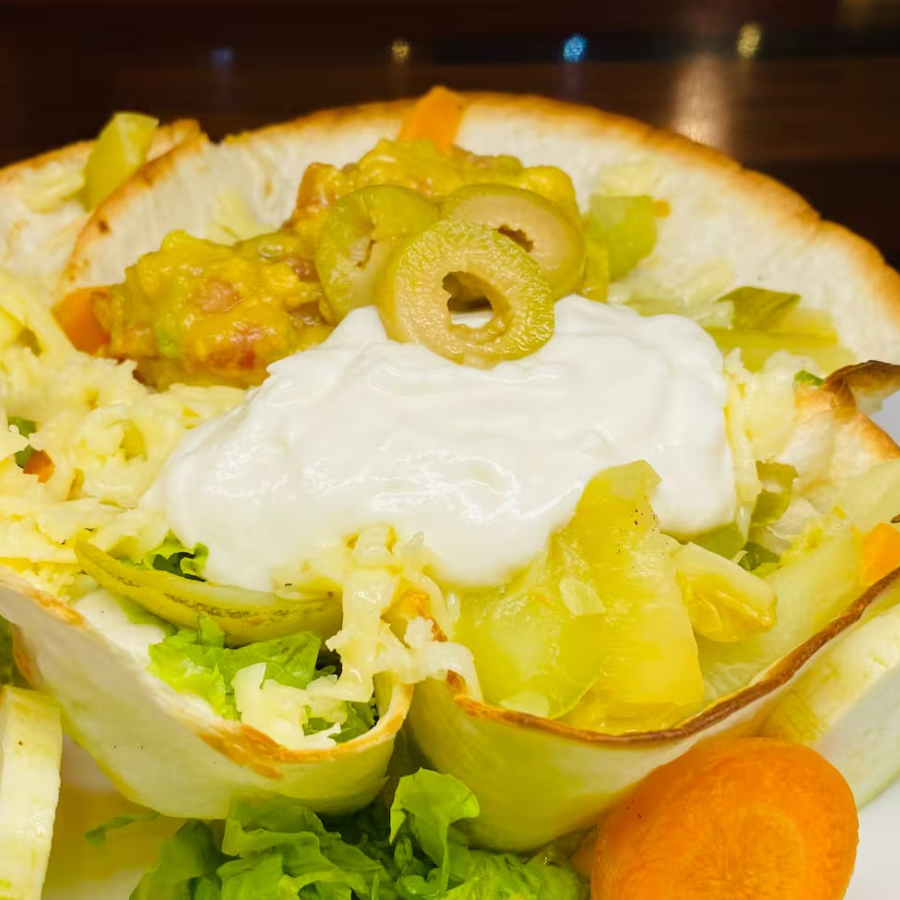 Os pratos do rodízio para você comer na sua casa: 2 Tacos de Carne; 2 Mini Burritos de Carne; 2 Mini Burritos de Frango; 2 Enchilladas de Frango; 2 Quesadilhas de Queijo; 2 Skin Potatoes de Cheddar e Bacon; 80 Gr de nachos. Acompanhado dos molhos: Guacamole, Sour Cream, Pico de Gallo, Salsa Roja e Chilli Beans. Enviamos 100 ml de cada molho.