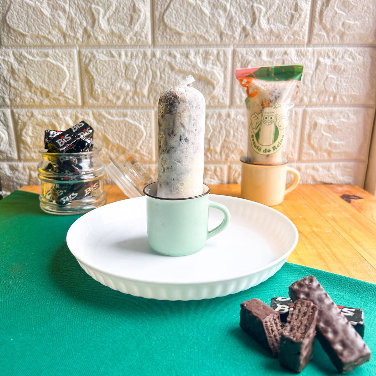 Base cremosa branca com pedaços de Bis. Combinação de creme suave com crocância do chocolate, trazendo contraste de texturas a cada mordida.