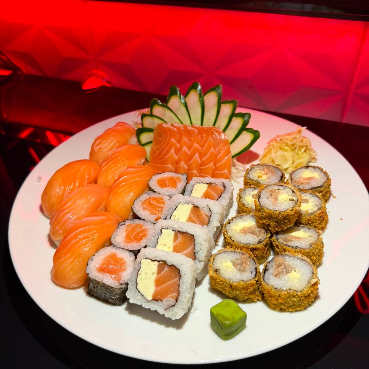 5 sashimi, 4 filadelfia, 6 nigiri, 4 shake e 8 hot