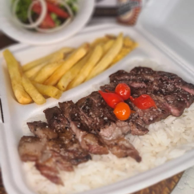 Delicioso Contra filé na brasa, servido com arroz e feijão fresquinho e acompanhamentos a sua escolha!