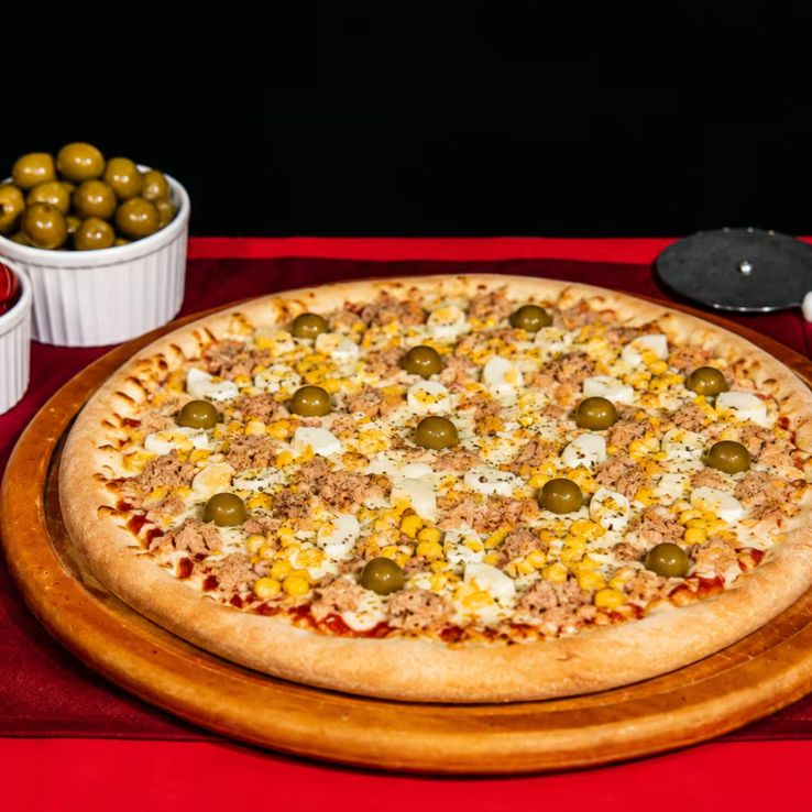 Atum, milho, ovo, mussarela, molho de tomate, azeitonas e orégano.