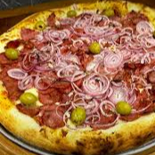 Molho, Mussarela, Calabresa, Cebola, Oregano.