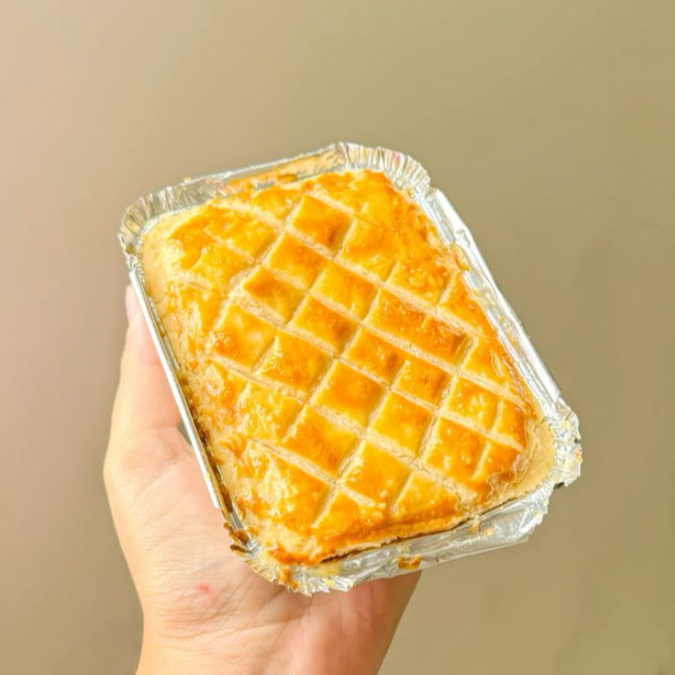 Nossa empada é feita com uma massa levemente amanteigada que derrete na boca,recheada com frango desfiado e super cremoso,com uma camada de requeijão cremoso.Serve até 1 pessoa(aprox 250g)