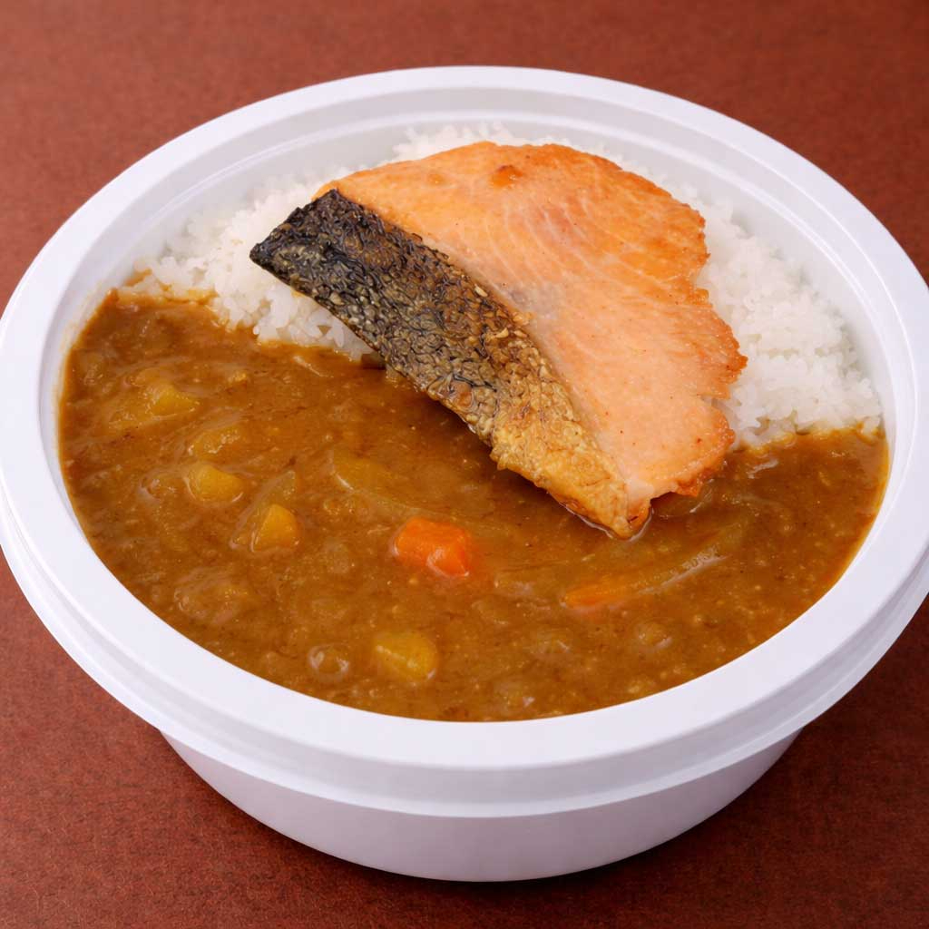 Karê é um dos pratos mais populares no Japão e tem origem indiana e é conhecido no Brasil como curry. No estilo japonês o molho é mais encorpado e leva batata, cenoura e pedacinhos de carne para dar mais sabor ao prato. No caso do salmão grill o filé é grelhado na manteiga. A montagem final do prato é feita com arroz japonês, molho de karê e a carne escolhida. O resultado é um prato muito saboroso, principalmente pelo karê ser bem temperado e picante e o arroz japonês não levar tempero algum. Tudo isto com o complemento da carne que você escolheu. Vale a pena provar e conhecer este saboroso prato!