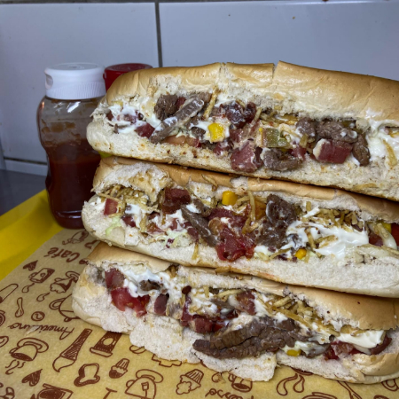 Três Pães especial recheado com duas salsichas, tomate, milho, maionese caseira, alcatra, bacon, cream cheese, catupiry e batata palha. Uma combinação saborosa e irresistível para os amantes de um bom lanche.