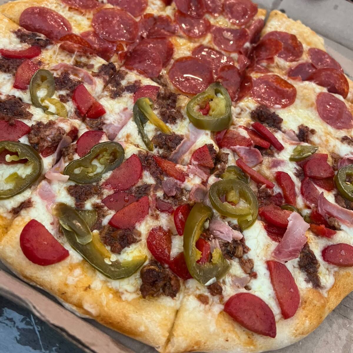 Pizza familiar mitad peperoni mitad mexicana