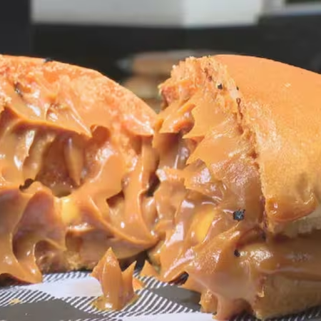 Pão brioche fofinho recheado com doce de leite cremoso. Uma combinação simples, deliciosa e com o toque irresistível do Taz!