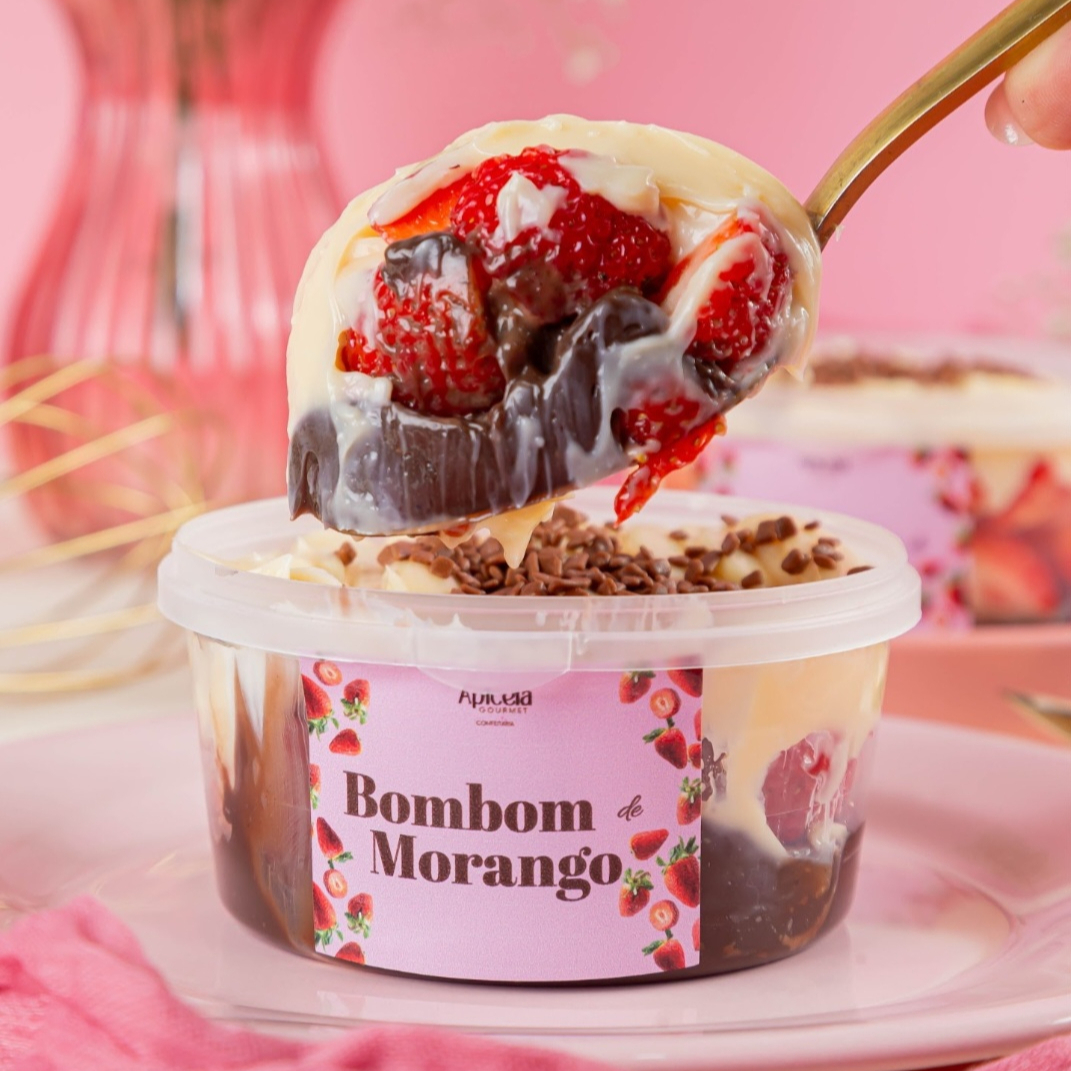 Nosso diferenciado bombom de morangos é composto por brigadeiro belga escuro suave, morangos suuper frescos picados, creme branquinho belga e pedacinhos de chocolate nobre escuro. são montados em camadas. - Pote 250ml