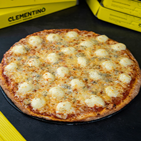 Molho de tomate especial da casa, queijo mussarela, gorgonzola, parmesão e catupiry.