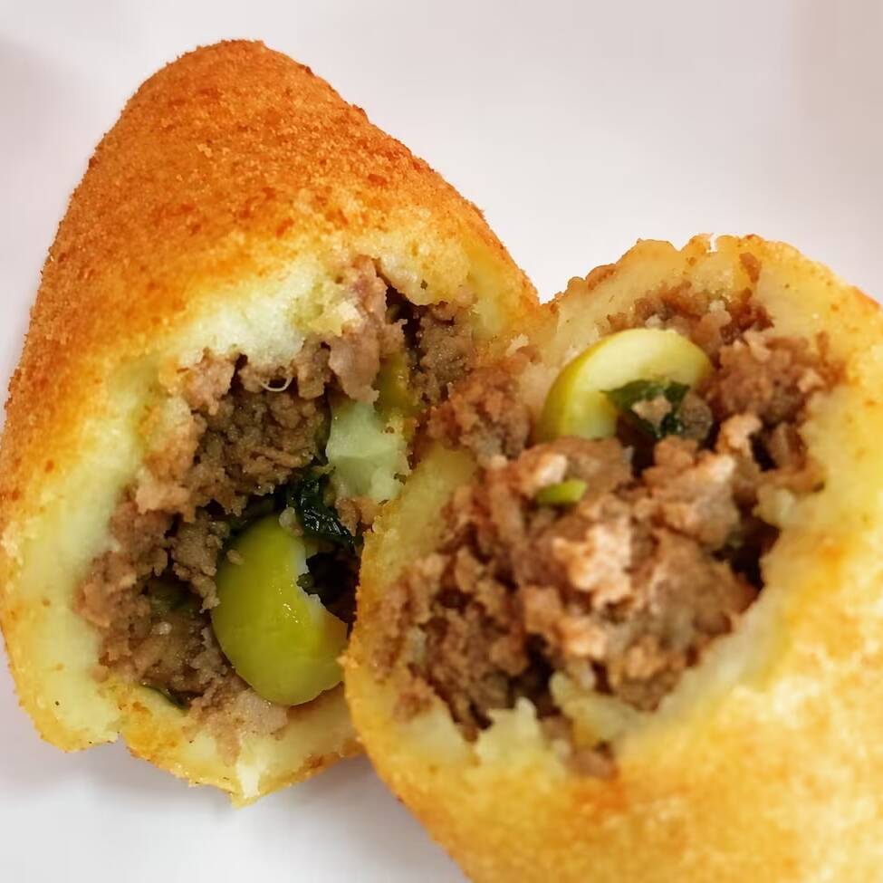 Salgado a base de trigo, recheado com carne, salsinha e azeitona