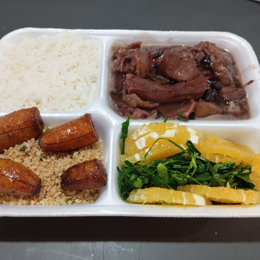 arroz branco, feijoada, farofa de bacon, salada de couve e laranja