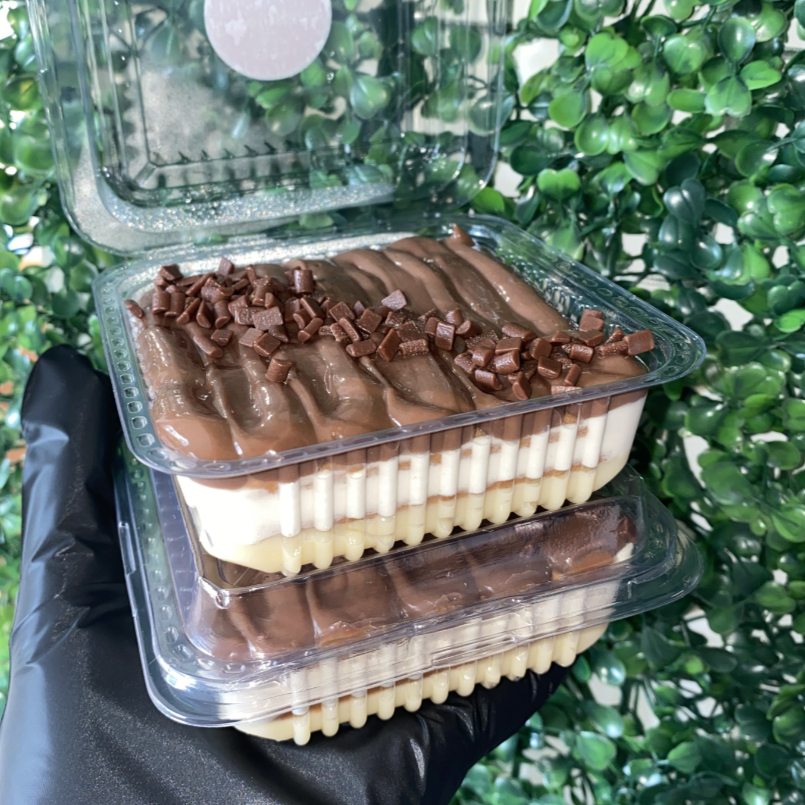 Feito com um cremoso Brigadeiro de Ninho, Mousse de Ninho, Brigadeiro de chocolate 50%, com camadas de biscoito maisena e finalizado com granulê.