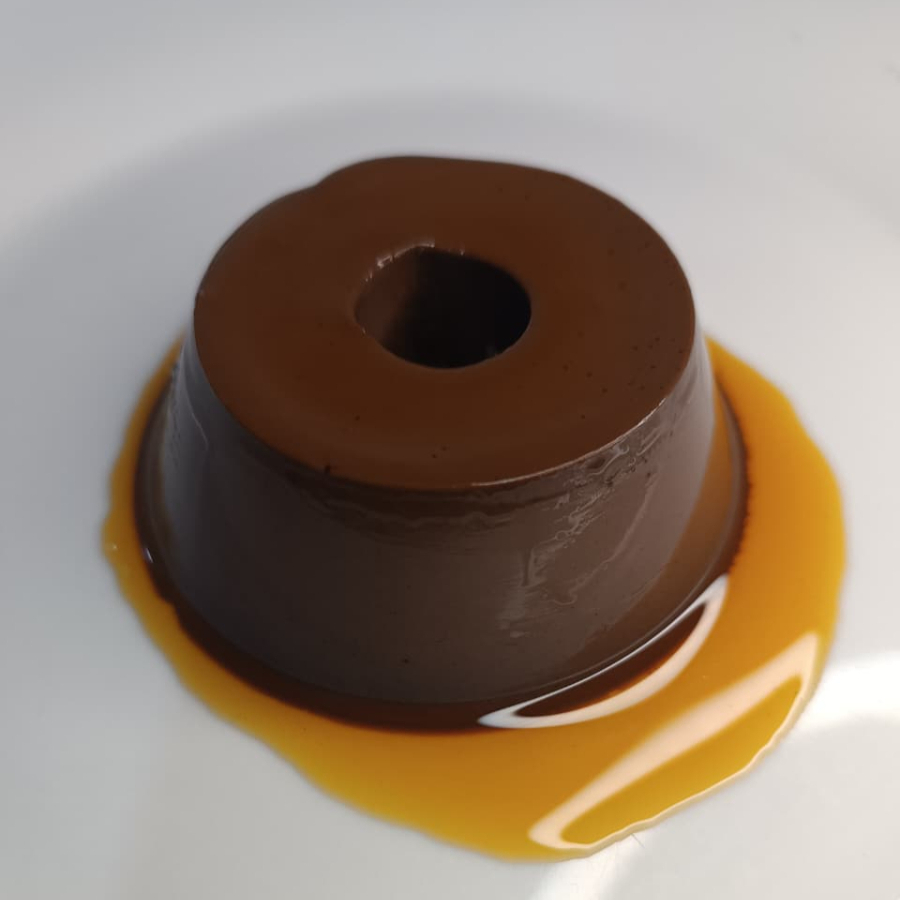 Pudim Único individual de Chocolate 50% cacau, com tamanho de 120 gramas para você aproveitar sozinho. Um sonho de sobremesa para os amantes de chocolate! Cremosidade de pudim com intensidade de chocolate 50%, o equilíbrio perfeito para satisfazer o seu desejo por doce.