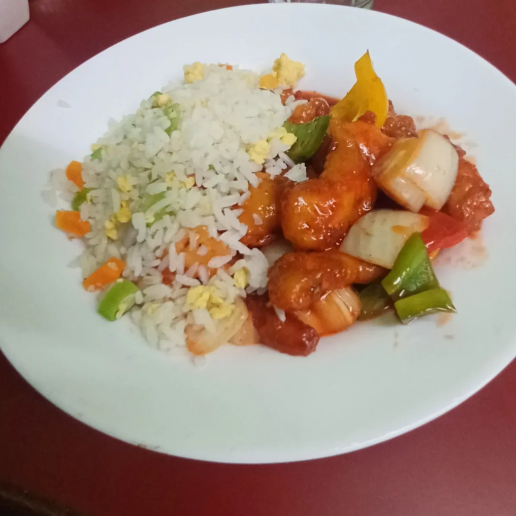 Prato com frango, rolinho primavera e bebida.
(ideal para 1 pessoa)