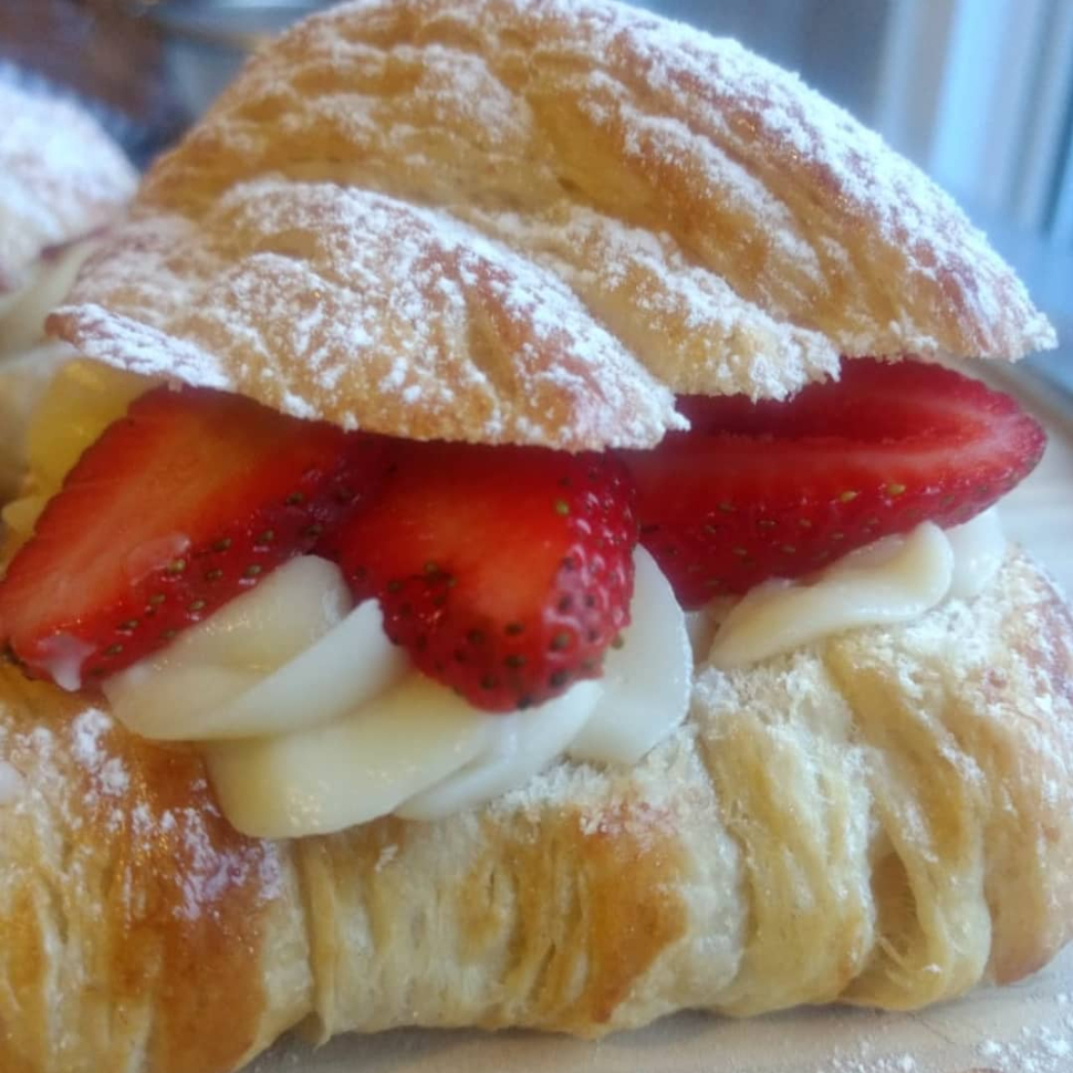 Croissant, Queso Crema + Fresa y Platano