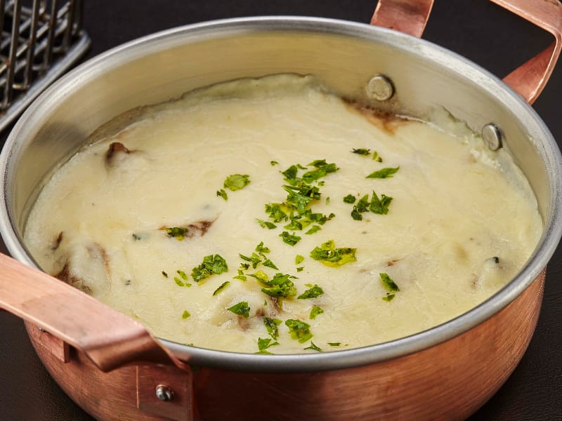 100g de Cubos de filé com molho de queijos. Acompanha torradas temperadas.