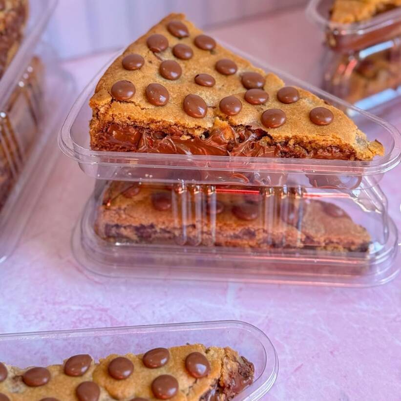 Três tortas de Cookies deliciosa pra vc comer com a galera. Uma deliciosa torta com muito recheio de Nutella. Finalizado com chocolate em gotas.