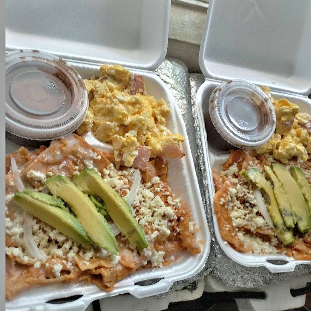 Chilaquiles rojos con huevo