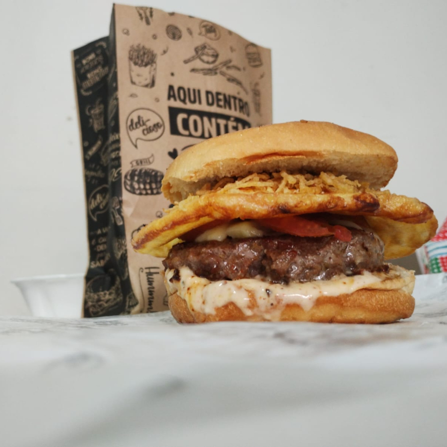 Hambúrguer artesanal suculento com queijo derretido, fatias frescas de tomate, ovo bem preparado e uma camada generosa de batata palha crocante. Um lanche grande, saboroso e com aquela textura perfeita que só o Monstrão entrega.