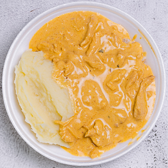 Marmita com delicioso file de frango ao molho estrofonofe, acompanhado de arroz e purê.