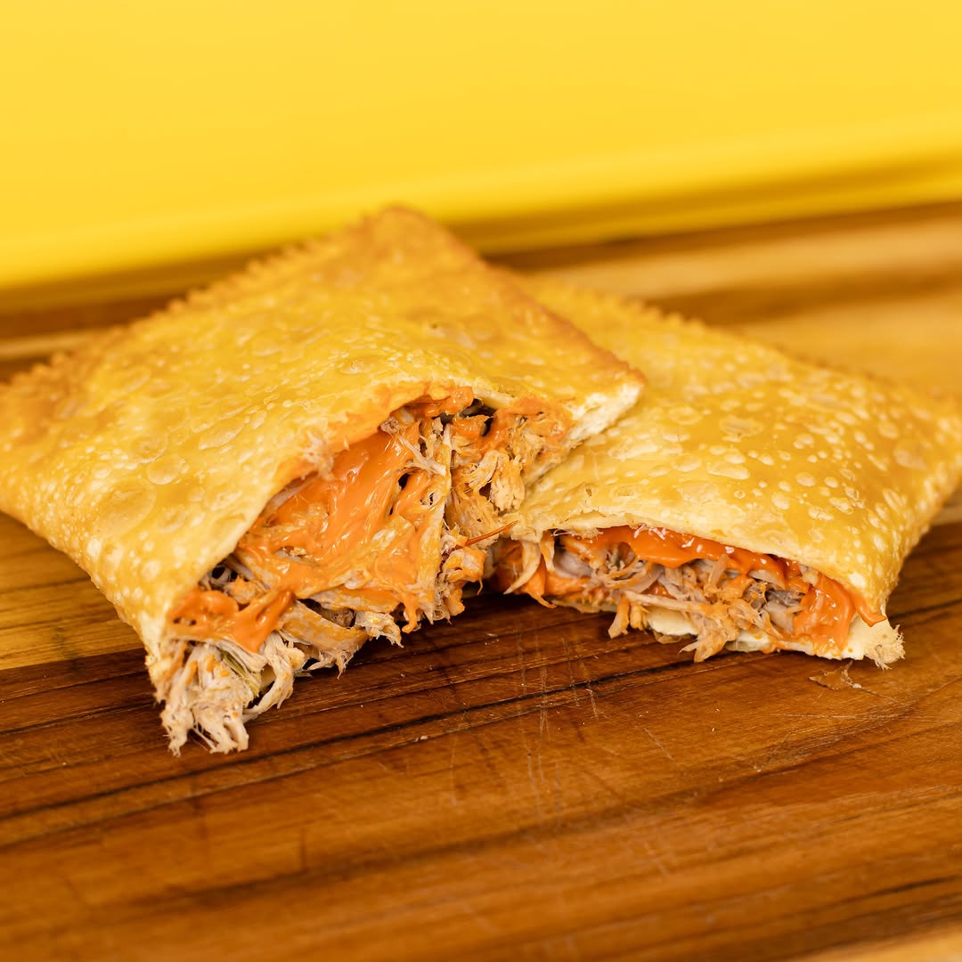 Massa tradicional, com recheio de frango desfiado e temperado.
