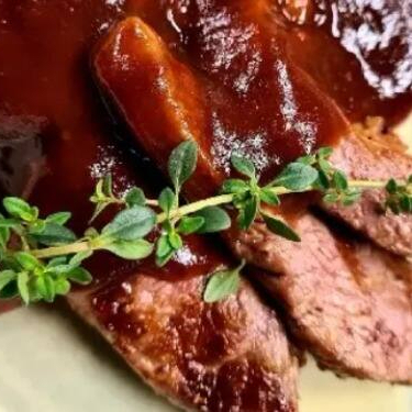 Filé mignon refogado no azeite e lâminas de alho, finalizado sobre molho barbecue, acompanha arroz branco e porção de batata frita.