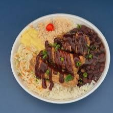 Marmita contem, feijão, arroz, costela de porco no barbecue, legumes e batata.