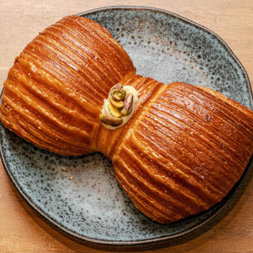 Massa folhada recheada com creme de pistache.