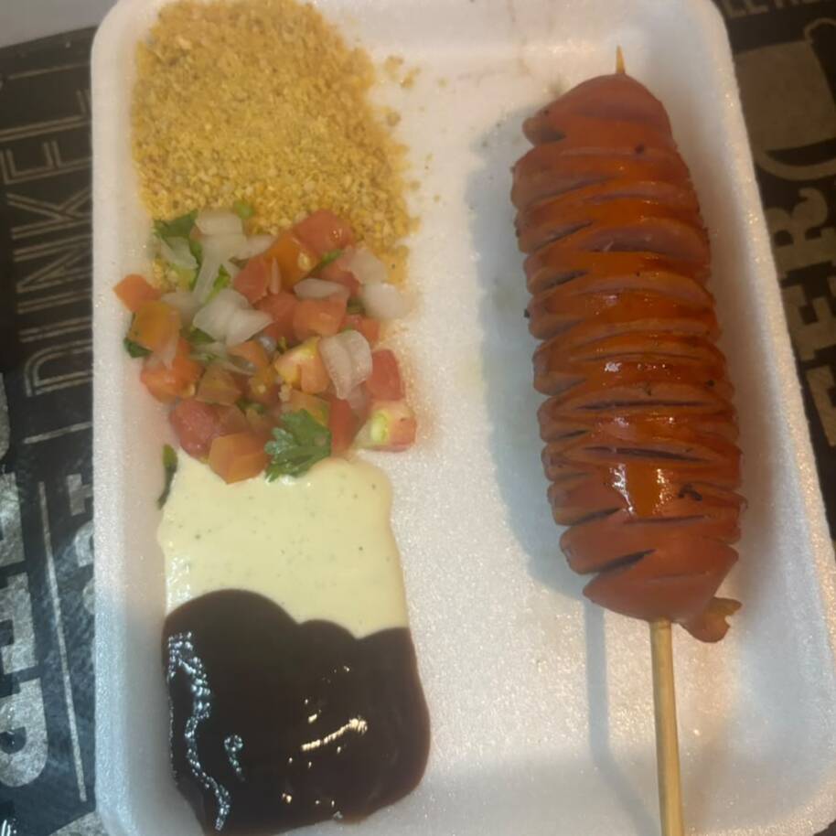 Delicioso espetinho de Salsichão, preparado para ficar douradinho, suculento e cheio de sabor! Acompanha 4 acompanhamentos à sua escolha entre nossas opções: farofa, vinagrete, molho barbecue e creme de alho. Você escolhe seus favoritos e monta seu prato do seu jeito!