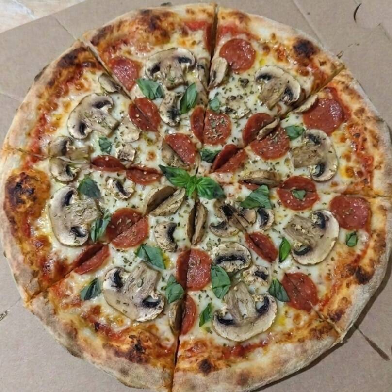 Pizza Champiñones y Pepperoni