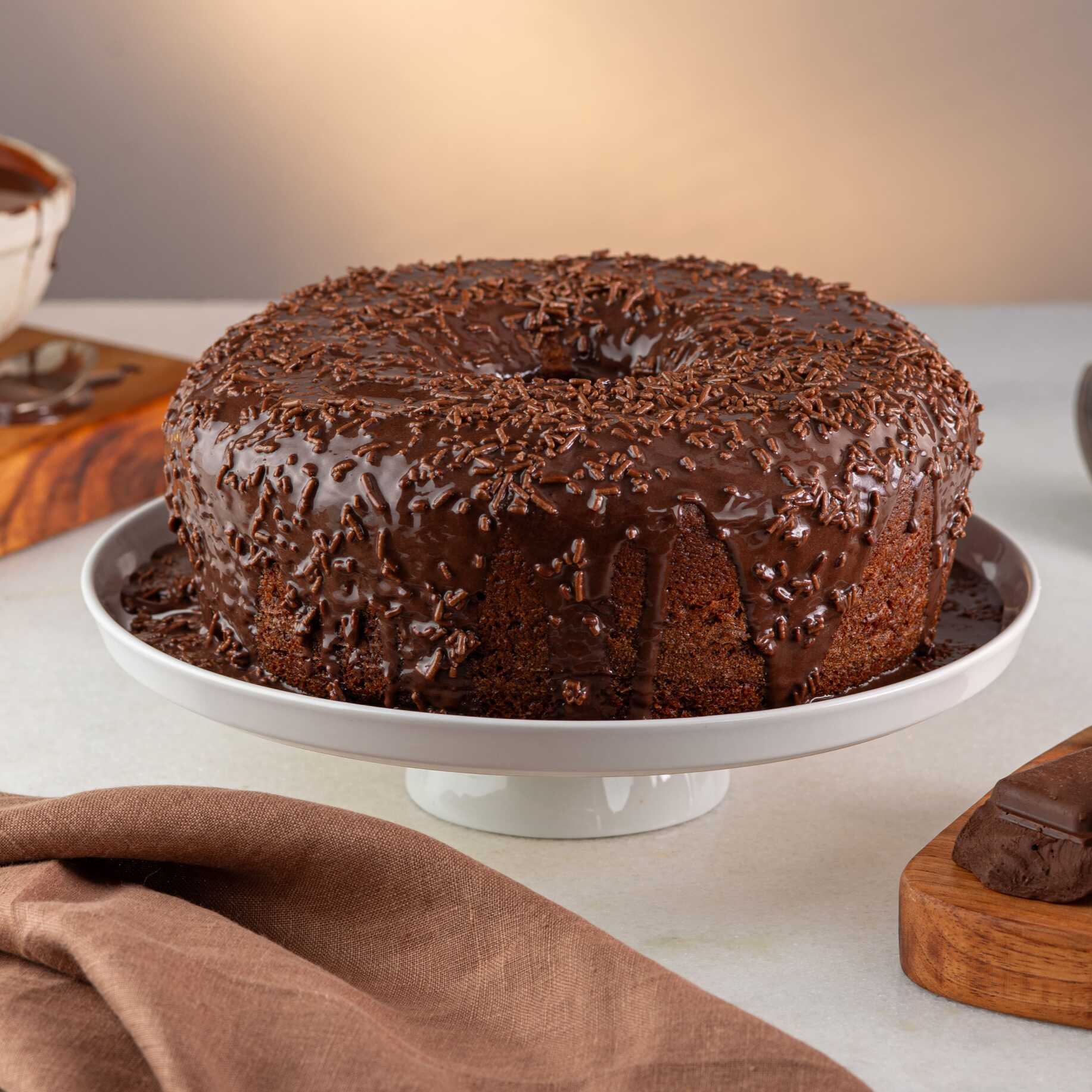 Delicioso Bolo de chocolate tradicional caseiro da Vó. Opção de cobertura: calda de chocolate e granulado polvilhado. Imagem meramente ilustrativa.
Bolo pequeno serve até 8 fatias
Bolo grande serve até 16 fatias