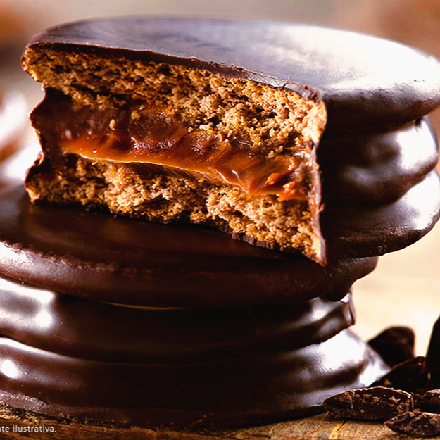 O alfajor argentino é um doce tradicional feito com duas camadas de biscoito macio, recheadas com uma camada generosa de doce de leite e cobertas com chocolate.