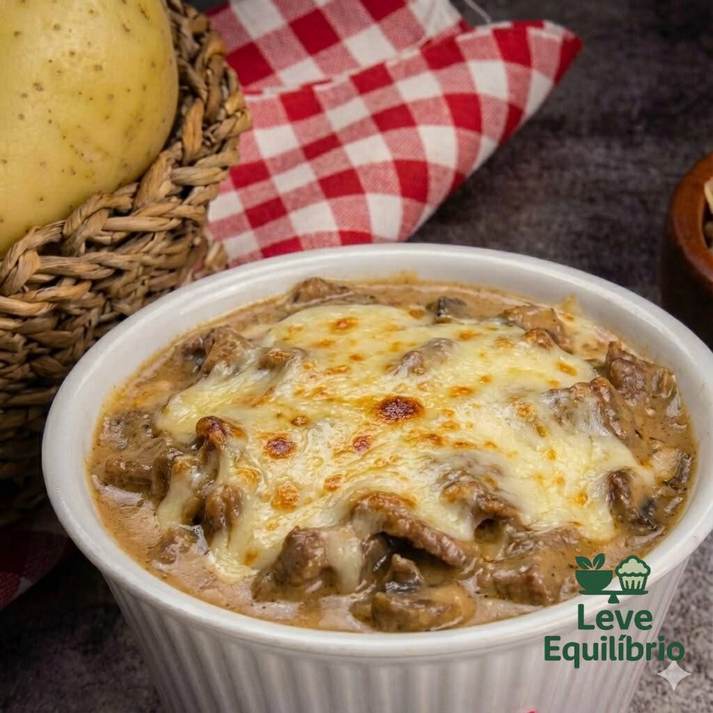 Batata Recheada de Strogonoff de Carne Cremoso Molho de Strogonoff de carne premium servido na batata inglesa cozida, requeijão cremoso de pote, mussarela. (Este item acompanha Batata Palha). Frete Grátis, Promoção, Desconto, Cupom. Escolha o tamanho abaixo: