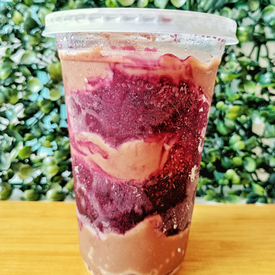 Perfeito para quem ama um doce intenso, equilibrando o sabor marcante do açaí com a cremosidade do brigadeiro de chocolate. Ideal para refrescar nesse calorzão! Peça agora e se apaixone! Pote de 330ml Peso aproximado: 265g Açaí de textura cremosa Brigadeiro gourmet feito com chocolate selecionado.