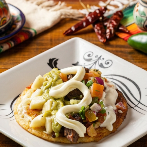 Tortilla de Maiz 15cm, com queijo gratinado, Frango em cubinhos com pedaços de linguiça calabresa, pico de gallo, pedacinhos de abacaxi, creme ácido, guacamole e queijo catupiry..