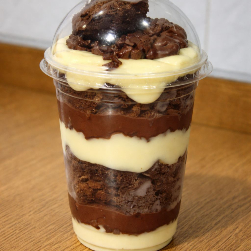 Camadas de creme de ninho e creme de brigadeiro com brownies e granule