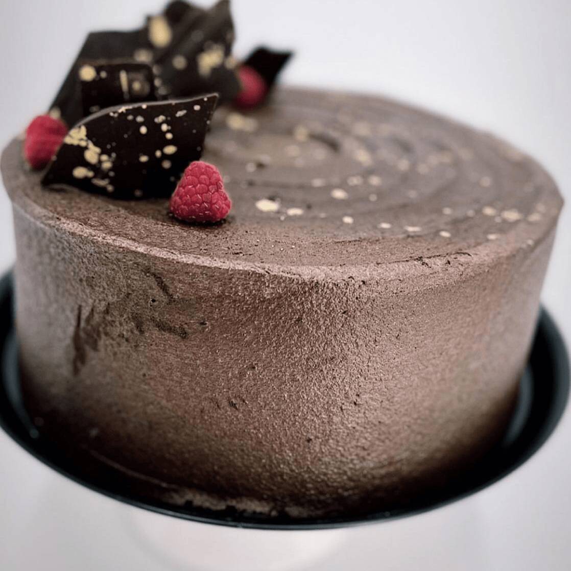 Pastel de chocolate relleno con dulce de leche
