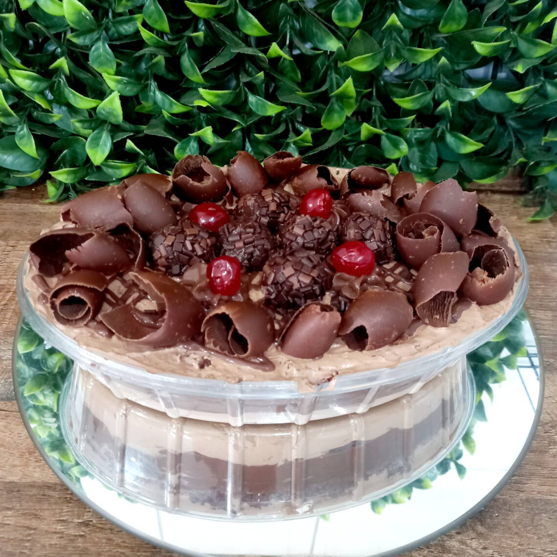 Bolo de chocolate e recheio de musse de chocoolate com brigadeiro cremoso Belga e cobertura raspas de chocolate meio amargo com brigadeiros e cerejas