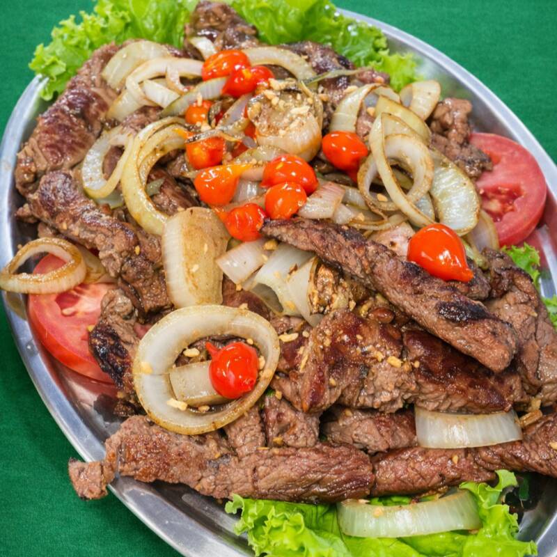 Contra filé grelhado com cebolas douradas, bem temperado e suculento