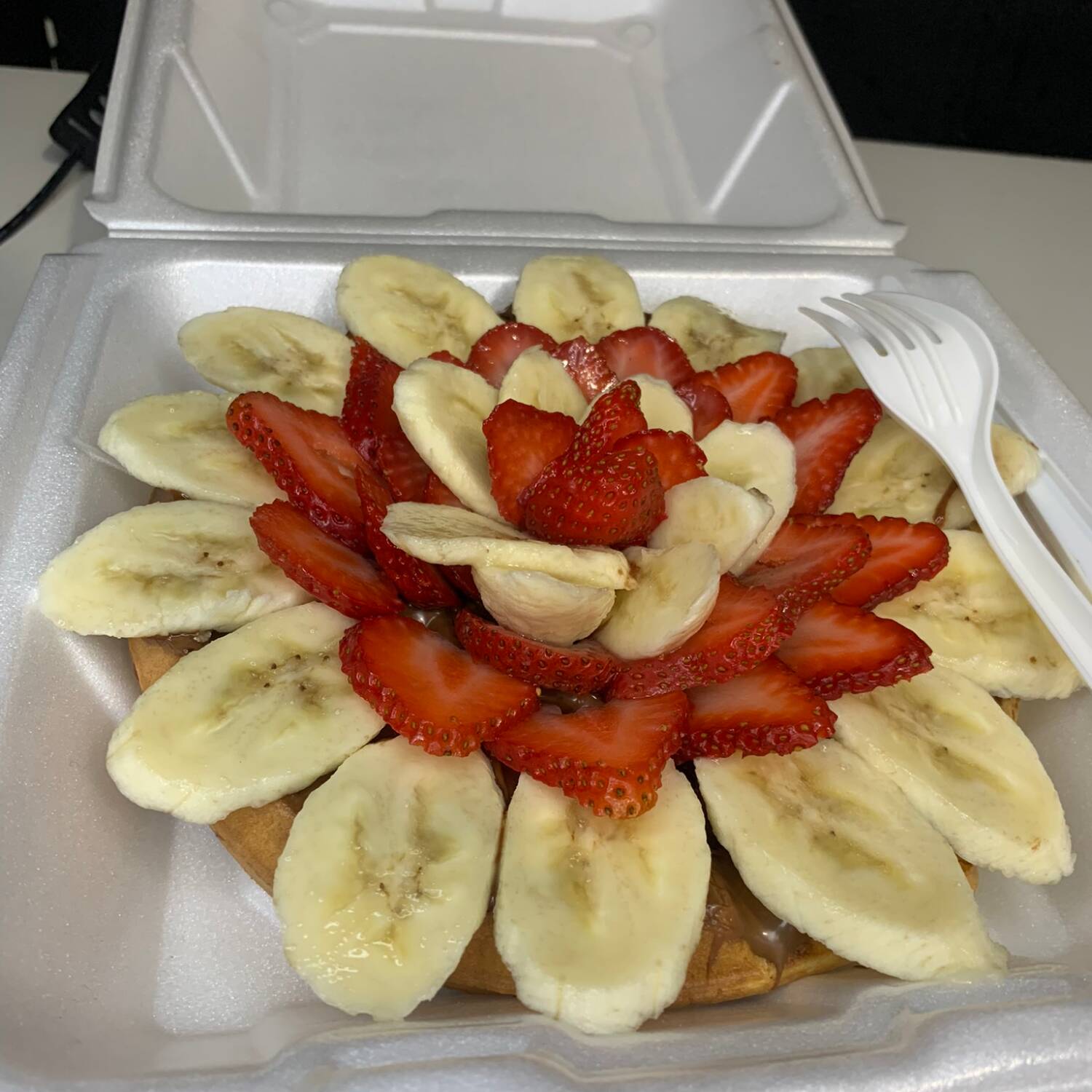 Waffle con Fresa y Plátano