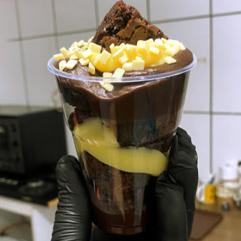 O clássico no copo. Camadas generosas de brownie artesanal, autêntico brigadeiro branco e brigadeiro meio amargo.