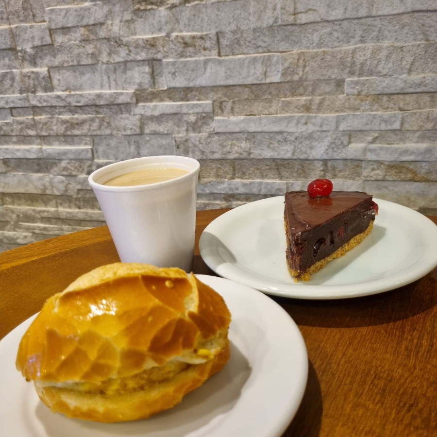café com leite 250ml + pão francês com ovo + 1 Fatia torta cereja 150g