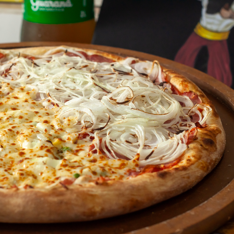 Pizza individual de aproximadamente 25cm com 4 fatias