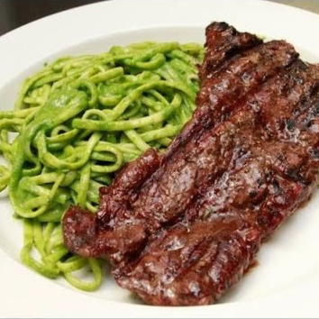 Tallarín Verde con Churrasco