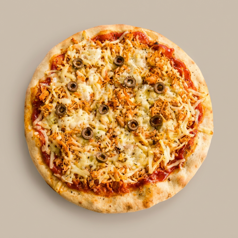 Saborosa pizza de frango com molho de tomate, queijo mussarela, tomate fresco, azeitona e um toque de orégano.